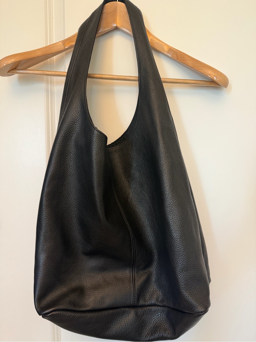 Vestirsi Scarlett Minimalist Black Leather Tote Bag - Picture 4 of 9